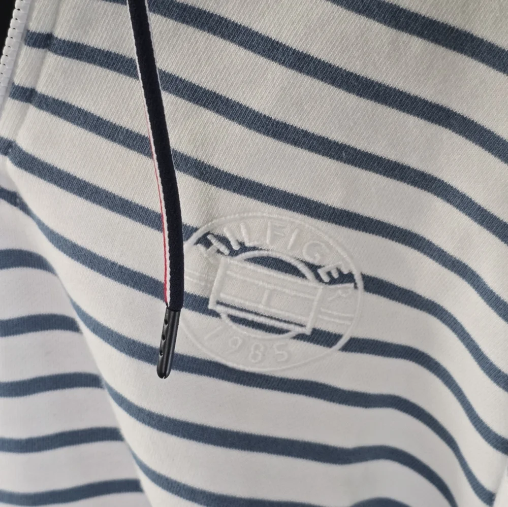 Tommy Hilfiger Hoodie Size Large - Picture 2 of 6